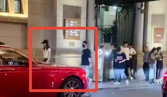 王思聪又换新女伴，带超辣美女参加婚礼，却一脸愁容只顾玩手机