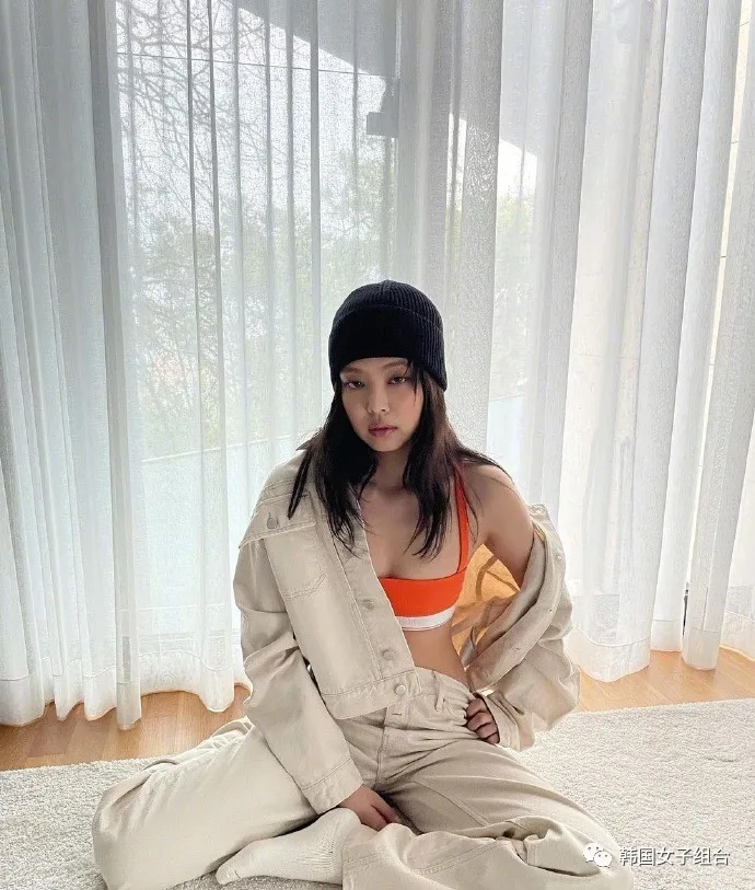 这位女团爱豆的露背回眸照,刷新了Ins点赞记录