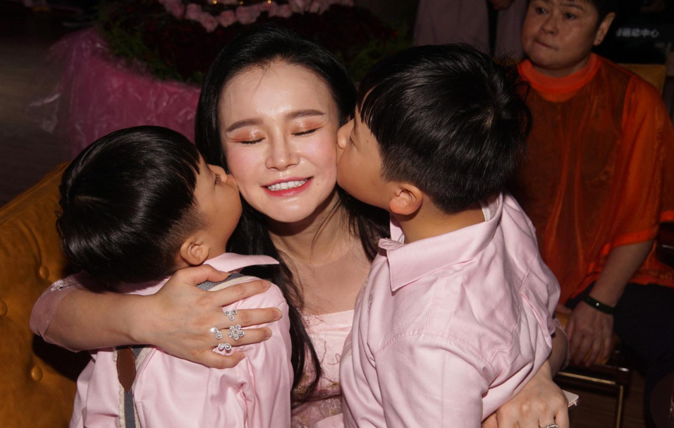 有种开脱式长大叫邹市明儿子，儿时呆萌可爱，