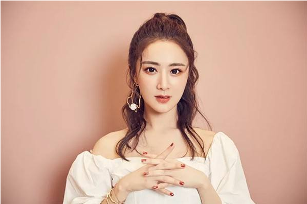 李汶翰带货首秀，文案写“王一博男团成员”，