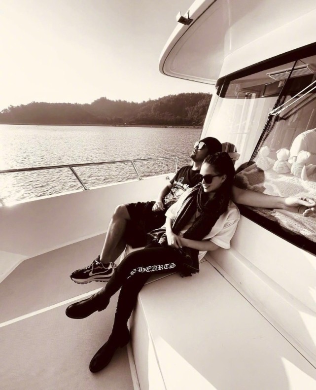 周杰倫夫婦同框秀恩愛，夫妻赤腳水中嬉戲，昆凌曬老公視角照超仙