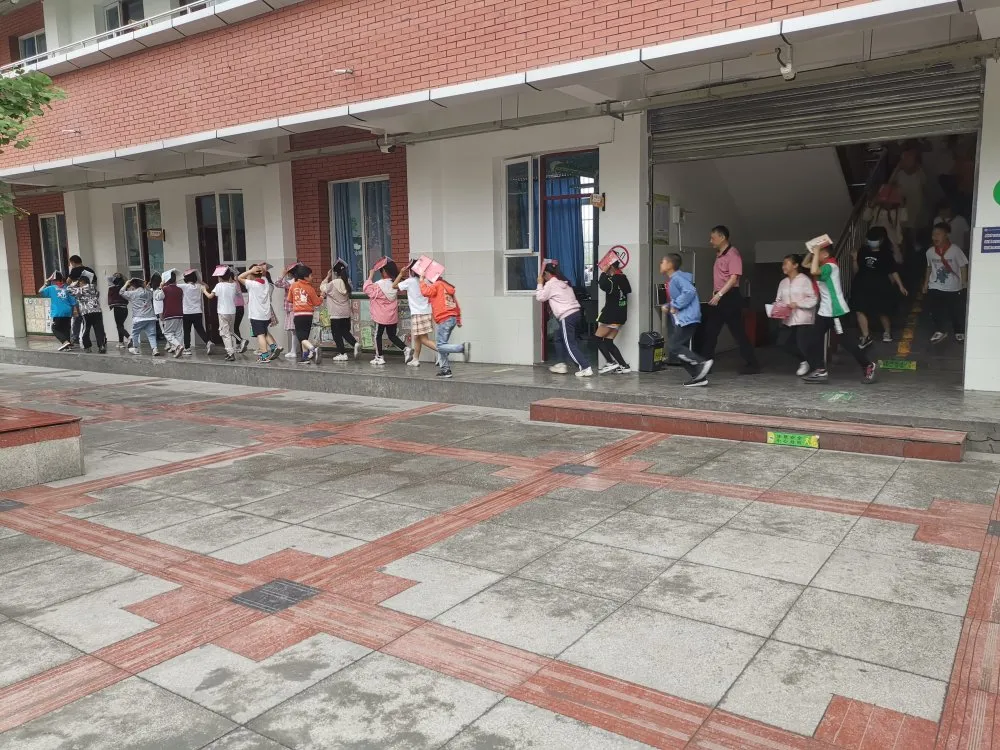 强化防震意识 关爱生命安全丨双流彭镇小学开展防震应急疏散演练