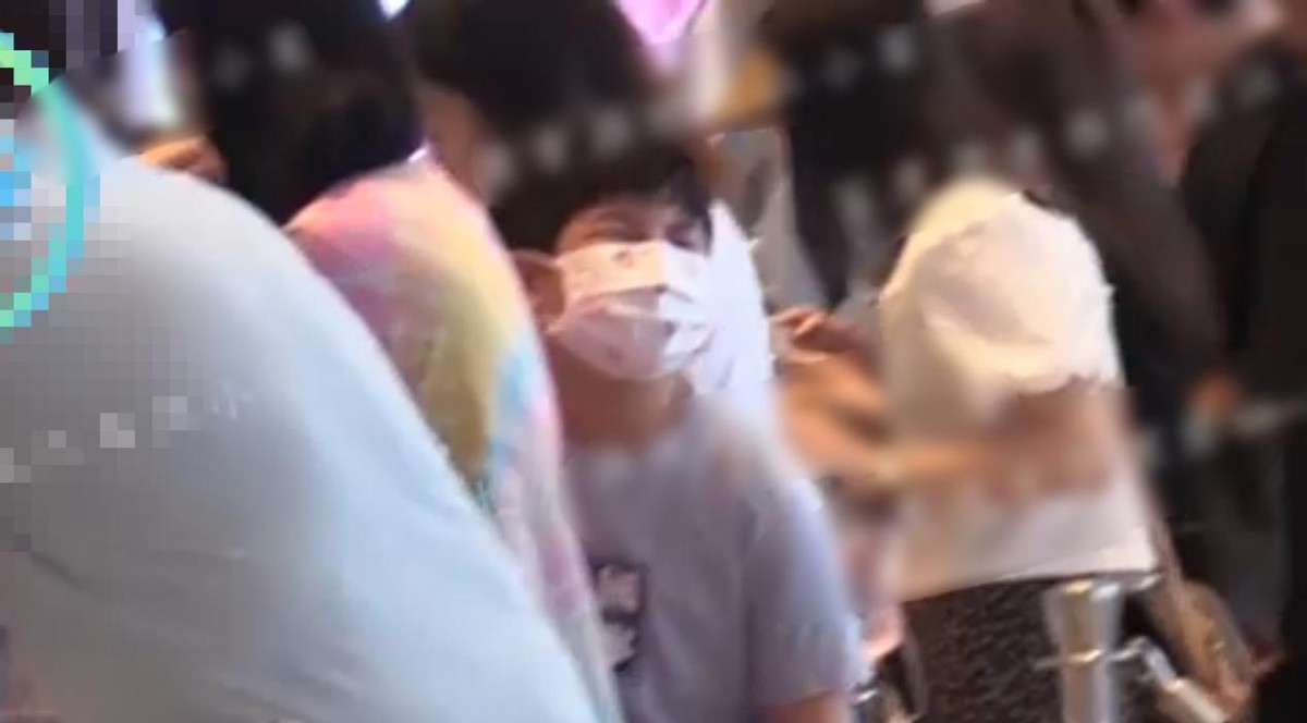 沙溢父子三人游海底世界，安吉身高已到父亲肩膀，享受父子独处