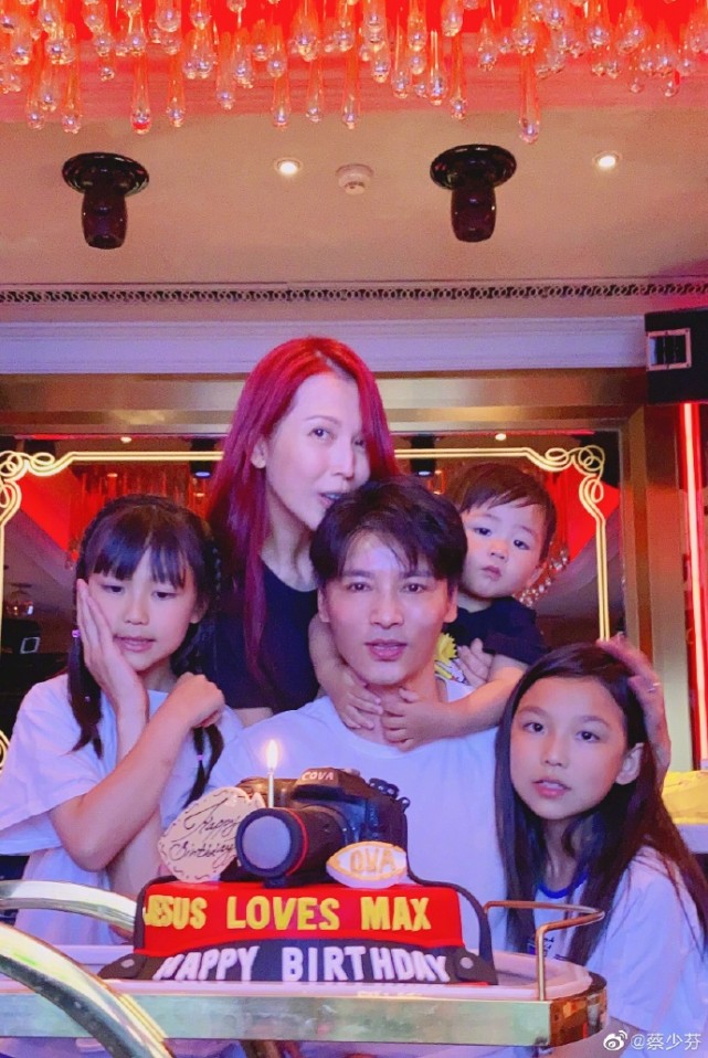 蔡少芬曬全家福為老公慶生，張晉變人形挂件，老婆孩子環繞超幸福