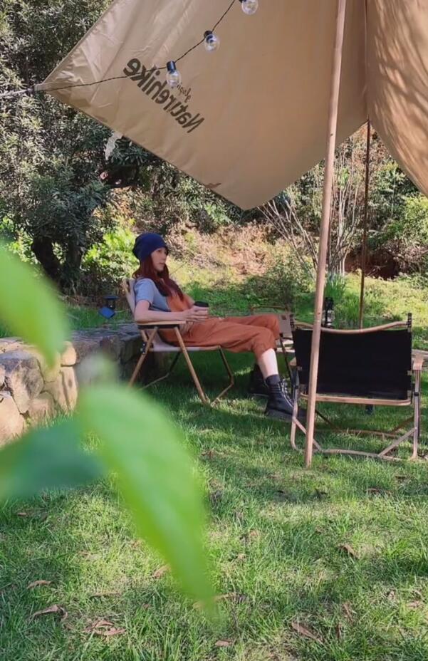 張晉帶兒子玩彩虹滑道，樂兒頭髮被吹成中分，臉嚇得通紅表情淡定