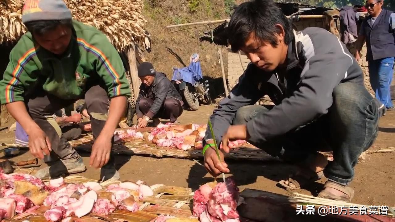 尼泊尔农村杀猪，全村人都来吃猪肉，村长坐镇指挥，比过节还热闹