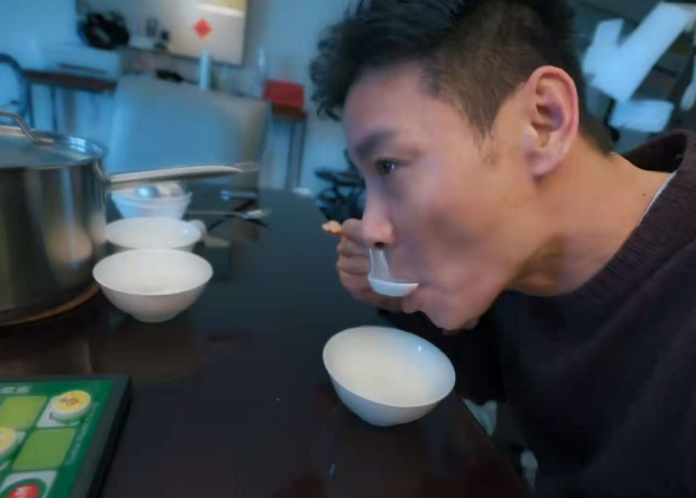 張晉新年首曬全家福，三個兒女同框送祝福，豪宅內景罕見曝光