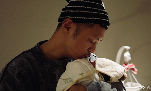 余文樂帶妻兒出門遊玩，寵溺看老婆打球，兒子發脾氣兩人半蹲輕哄