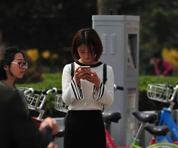 四十年前，一般工人的月工资四五十元，相当于现在多少钱呢？