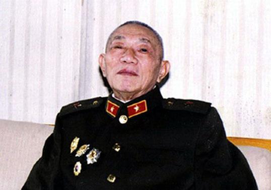 39岁被授少将，48岁任广东省委常委，享正大军区