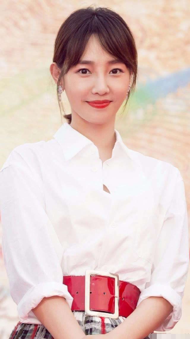 白百何再爆新恋情！深夜被神秘男子搂腰举止亲