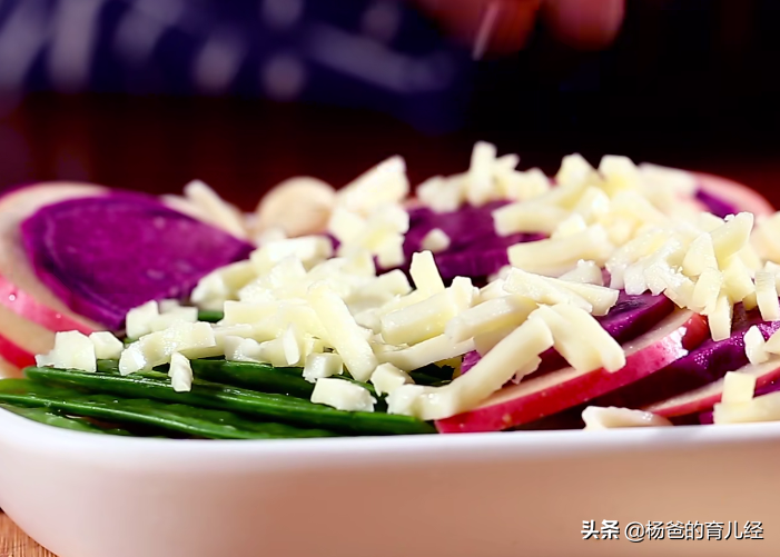 Share a baked noodle with apple, purple potato and cheese, which is nutritious and delicious, and a home-cooked food that children love