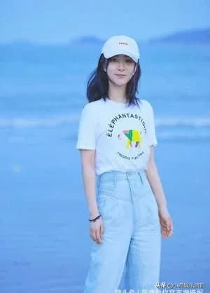 杨紫太有“女王范”，穿条纹短袖配阔腿裤，少女感十足