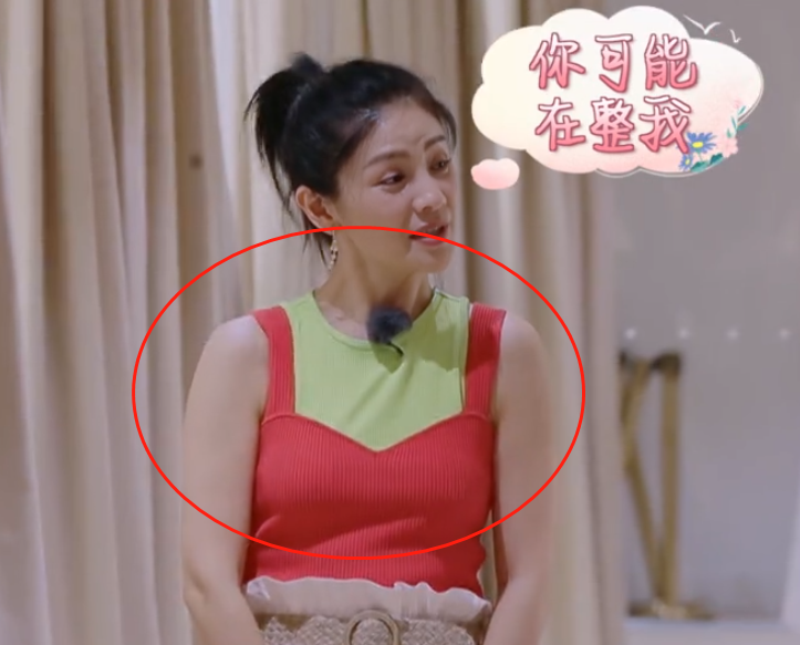 沙溢陪胡可逛街，镜头扫到墙上的衣服标价，这