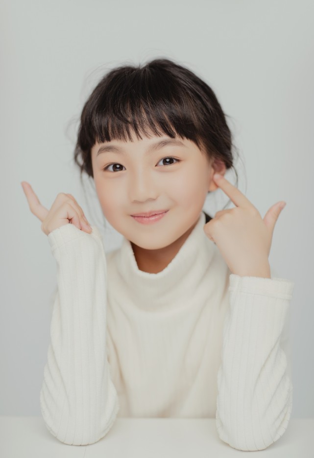 越長大越漂亮，小山竹近照美得不像話，鄧倫看了也要被閨女美到