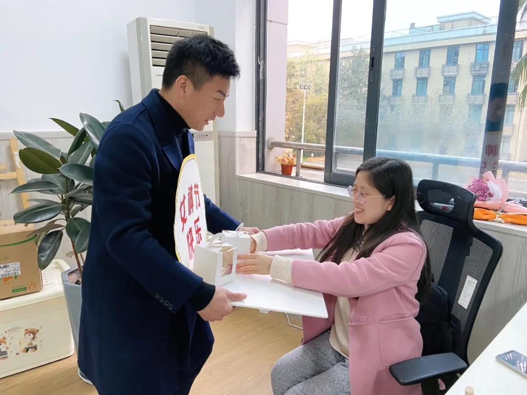 成都市华阳中学附属小学举行“三八妇女节”庆祝活动