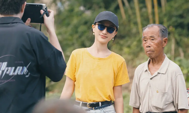 周迅穿性感黑丝透视衣，与王一博拍浪漫写真，差23岁却被赞般配