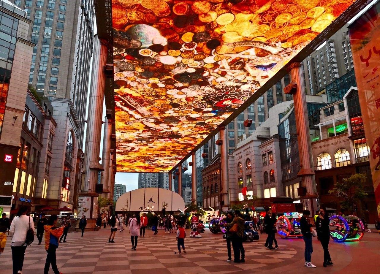 各种餐厅一应俱全,各种外国进口品牌消费场所,港式茶餐厅,澳门街茶