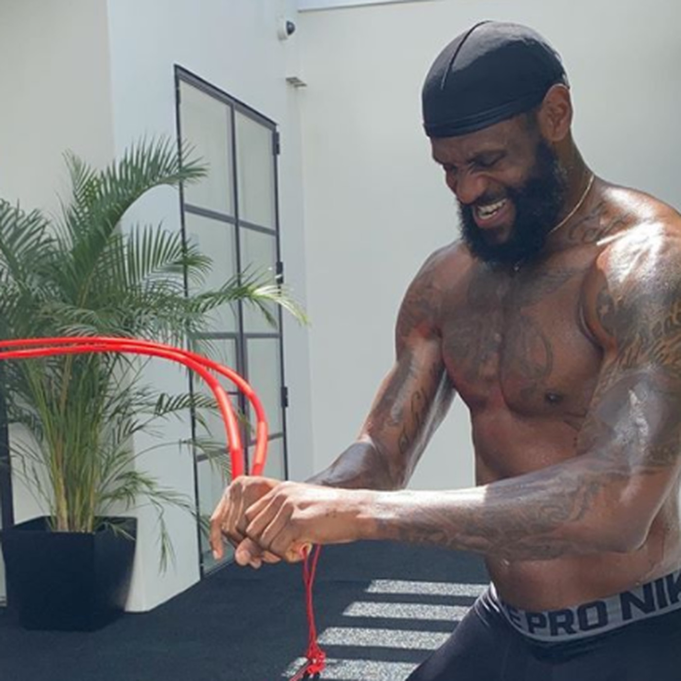 詹皇深夜抱獎杯不撒手！ 家中赤膊訓練太拼了，5歲女兒陪練好暖心