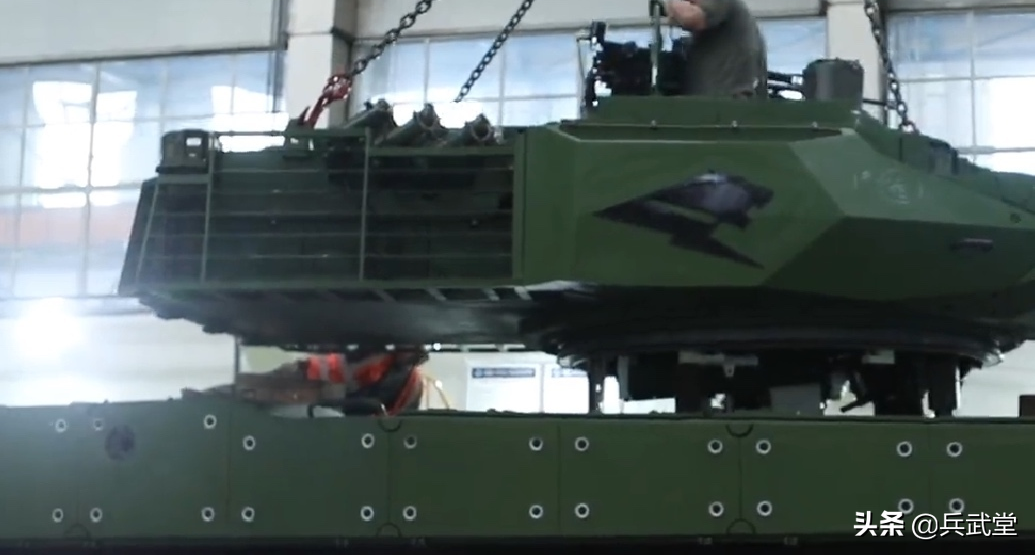 国内主战坦克工厂内部，内蒙一机总装15式轻坦，黑豹标志显眼