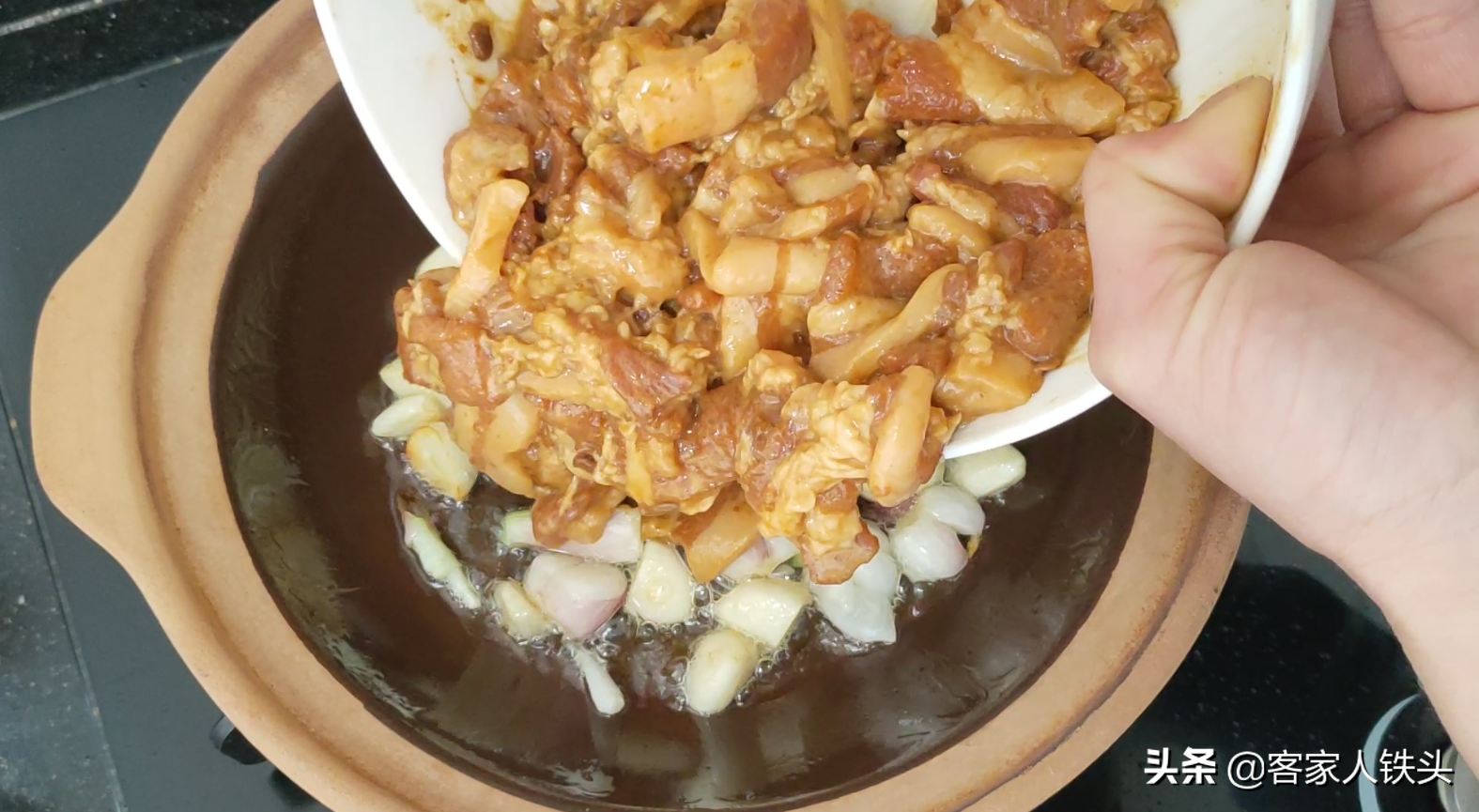 廣式生焗肉片真叫一個香，做法簡單，6分鐘出鍋，香嫩好吃又下飯