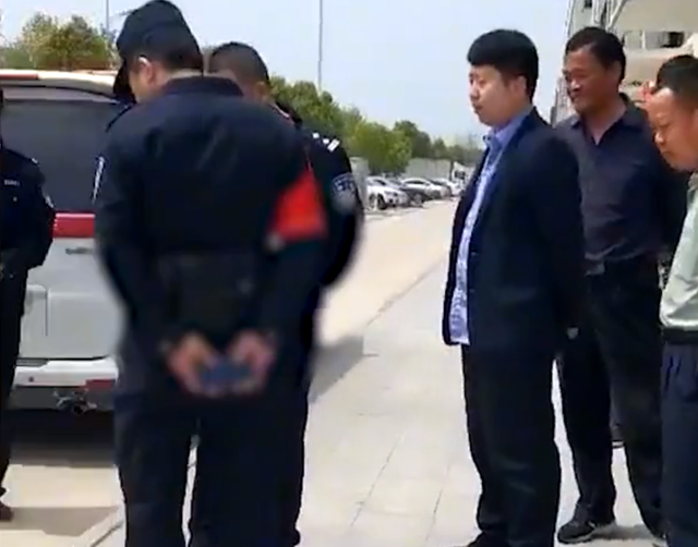 安徽一男子科目三没过情绪崩溃痛哭，众人劝导反被其一句话逗乐