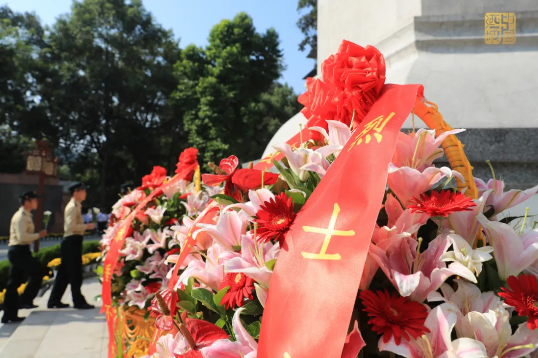 缅怀先烈丨泸州隆重举行向烈士敬献花篮仪式