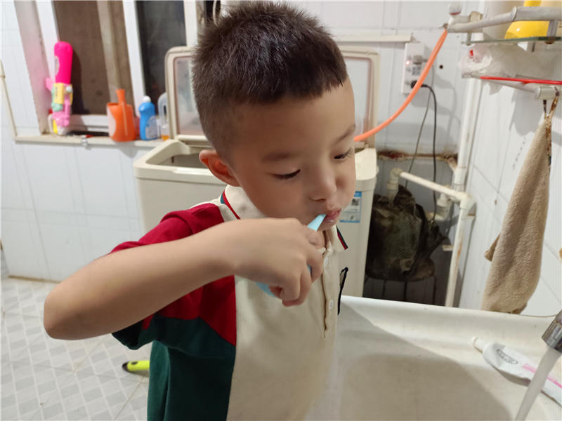 2歲孩子刷牙，選好牙刷是關(guān)鍵，拖得越久傷害越大