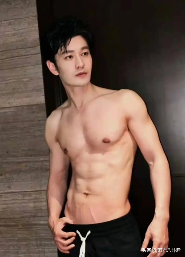 Wu Zun and classmate group photo resemble needing one people of a certain kind, athletic thin body goes to Huang Xiaoming oily, middleaged male star is rejuvenescent