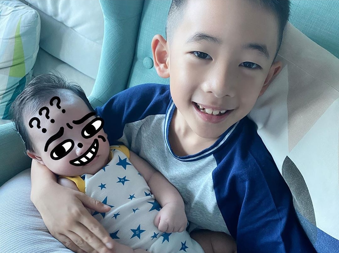 应采儿晒祖孙同框，妈妈抱外孙超有爱，三个月的HoHo依然清瘦