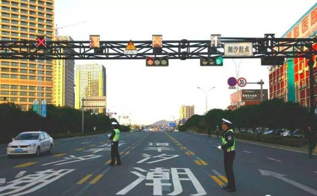 巧妙使用“锯齿车道”，居然可以省这么多时间