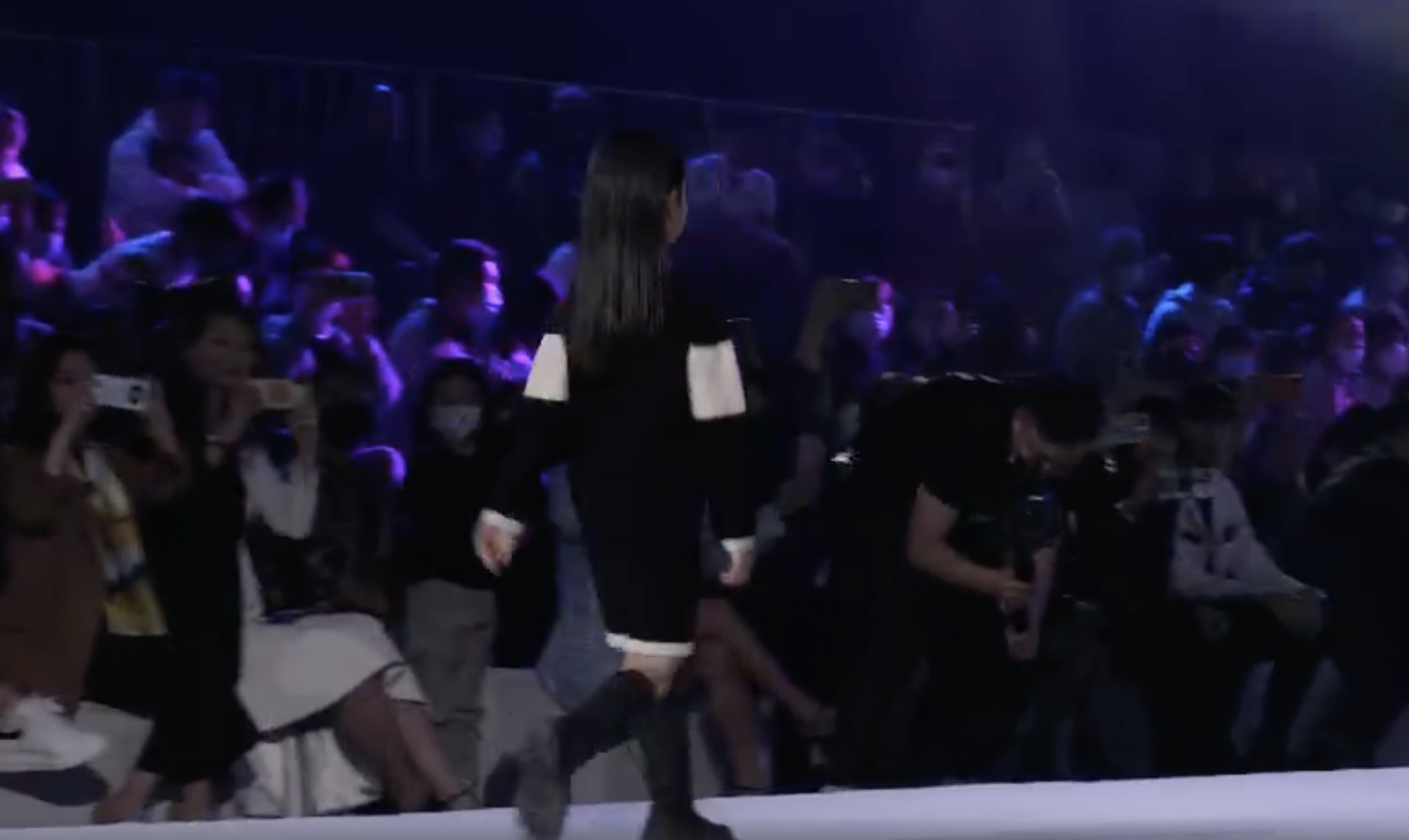 甜馨小考拉Jaden同台走秀超有範兒，李小璐鐘麗緹台下觀看陪女兒