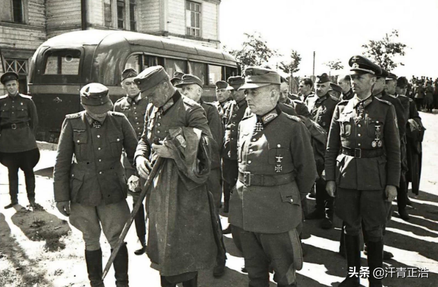 德国战败，300名女军官为希特勒殉葬，是出于忠诚，还是迫于无奈