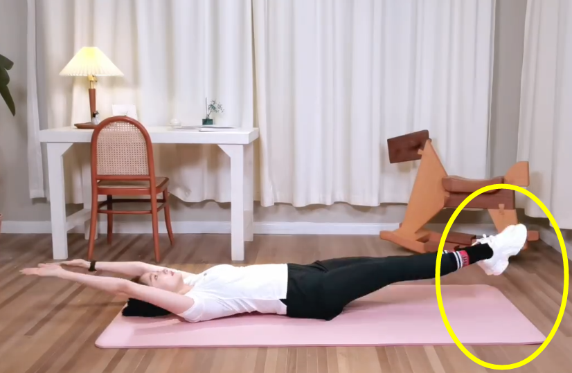 Guan Xiaotong is in the home fitness, the leg when doing an abdomen is long see Jing, so long gem gal mat does not include the whole body