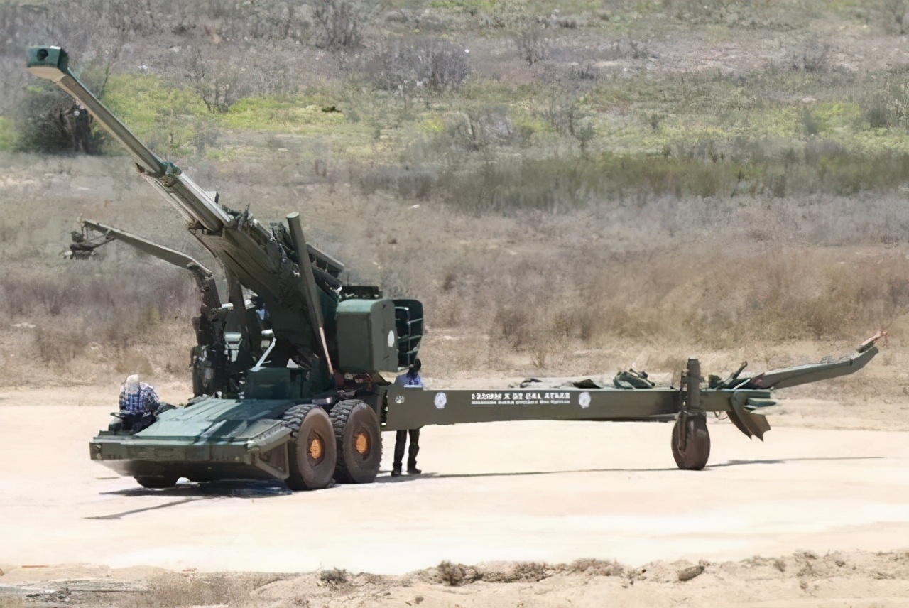 印度掏出国产155毫米重炮，试射时突然炸膛，4名