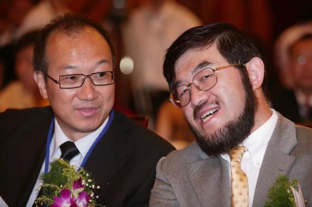 左手搭着马云，右手搭着马化腾，这个大胡子，