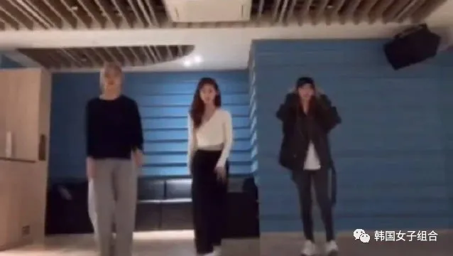 男团舞还是女团舞都不在话下,这个女团直播中跳随机舞蹈