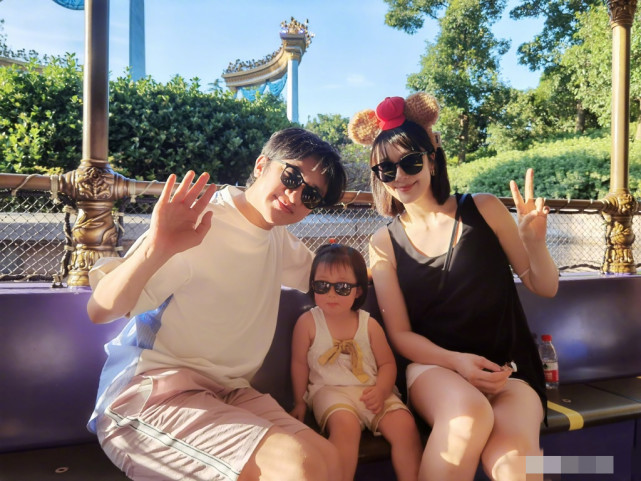 李亚男最新孕照曝光，孕期过半状态完美，撑腰抚肚母爱爆棚