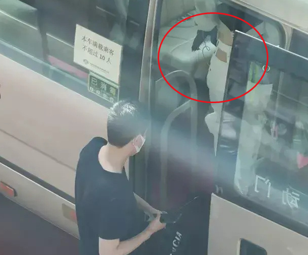 冯绍峰赵丽颖罕见合体，谁注意二叔对颖宝的举