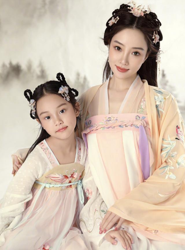 李小璐送女兒去演出彩排，曬母女合影，笑容如復制粘貼