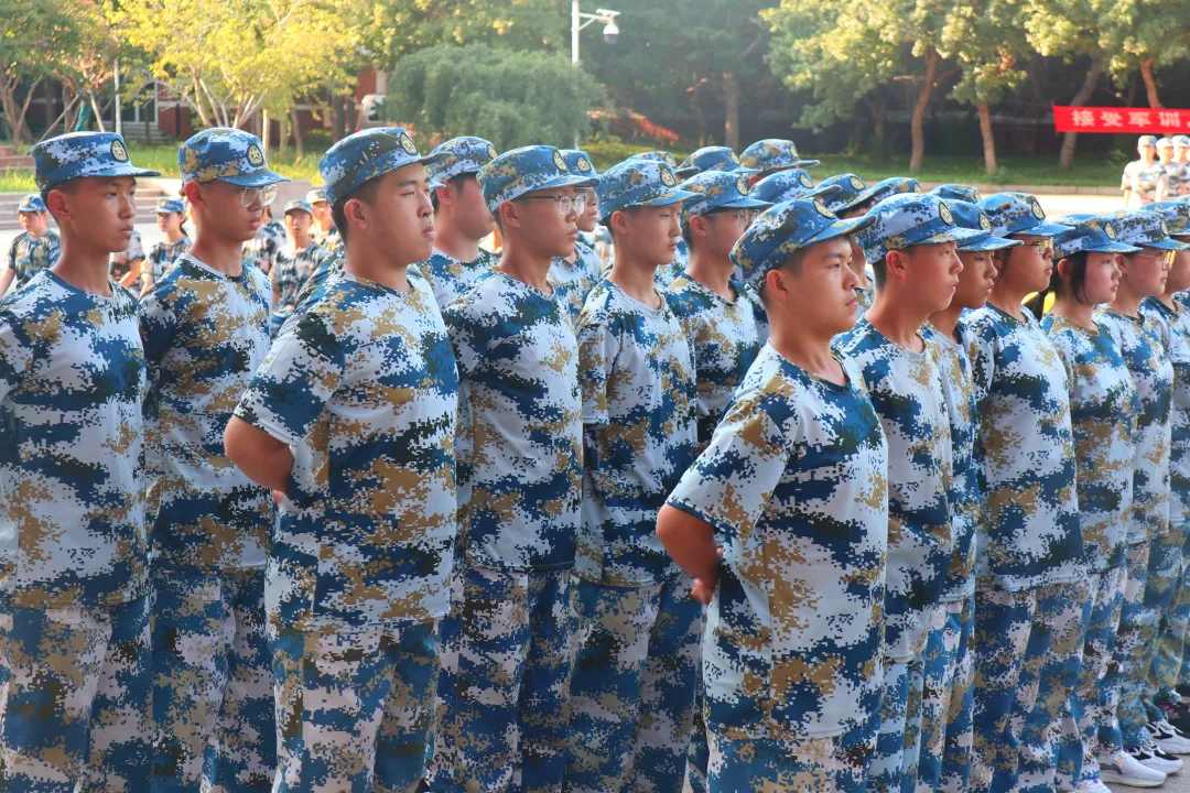 军姿飒爽 青春飞扬，潍坊恒德实验学校举行2021级新生军训闭营仪式