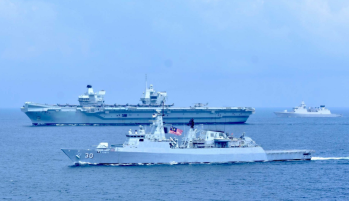 英國航母闖入南海，立即勾連馬來西亞，聯合訓練，中國已不懼威脅
