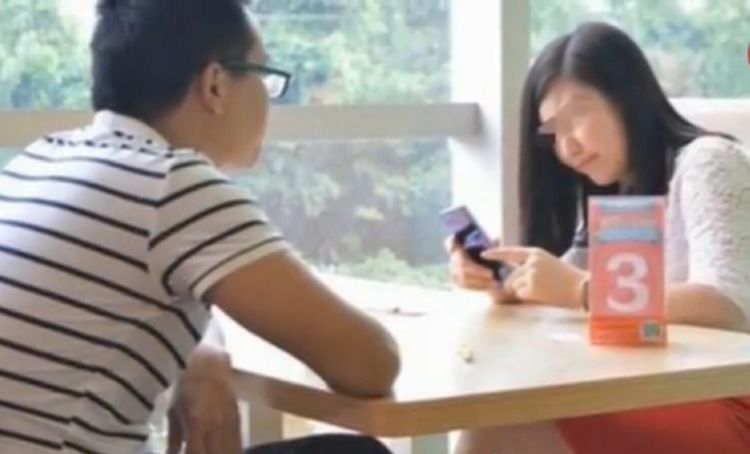 准公婆请我爸妈吃饭,爸老踢我,我假装捡筷子