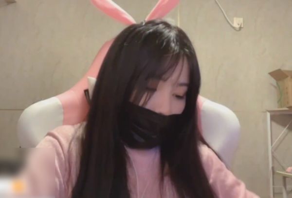 一条小团团露脸直播，王思聪送了16个超火，随后亮了