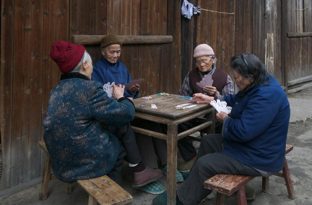 黄圣依给婆婆洗澡搓背，杨子感动不已，父母真的是孩子的一面镜子
