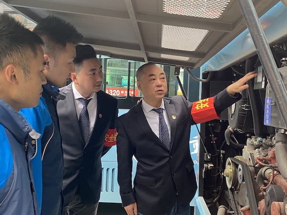 为保障市民出行安全 这群公交“车医生”穿梭城市排查隐患