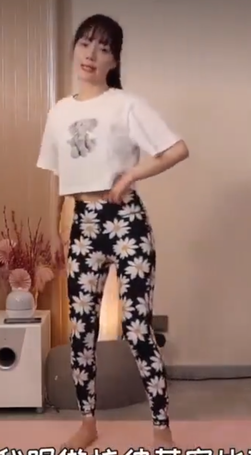没想到81年的李小璐比例这么好，穿健美裤做瑜伽，曲线细腿她都有