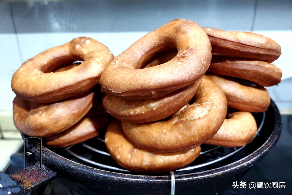 孩子爱吃甜甜圈，一斤面粉炸一堆，巧克力融化后一蘸，和买的一样