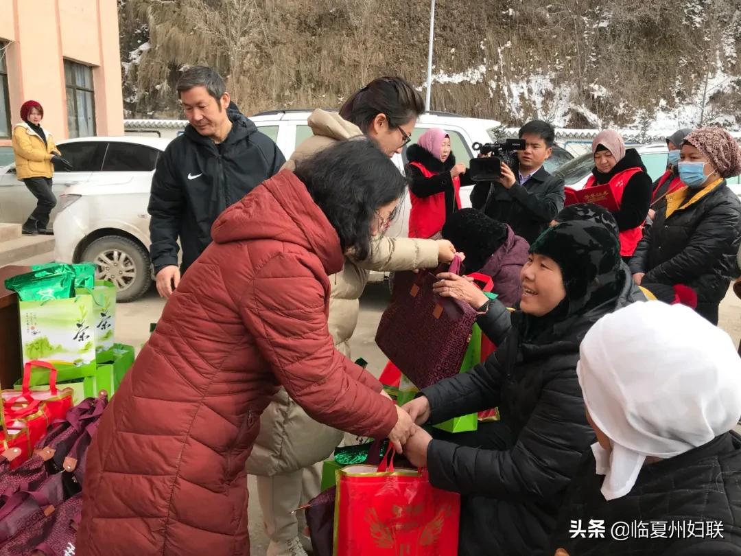 这个冬天不太冷——州妇联携公益组织在东乡县开展“巾帼暖人心”慰问活动