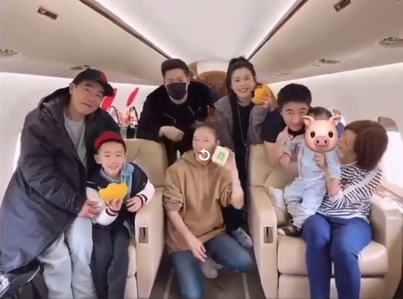 賭王1歲長孫罕見現身！ 一身藍色套裝乘坐私人飛機，還同框小小春